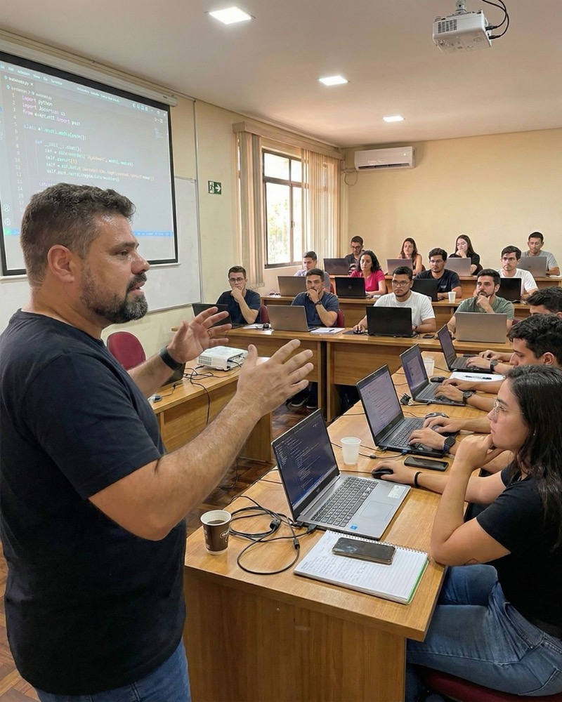 Iggor ensinando turma de empresários